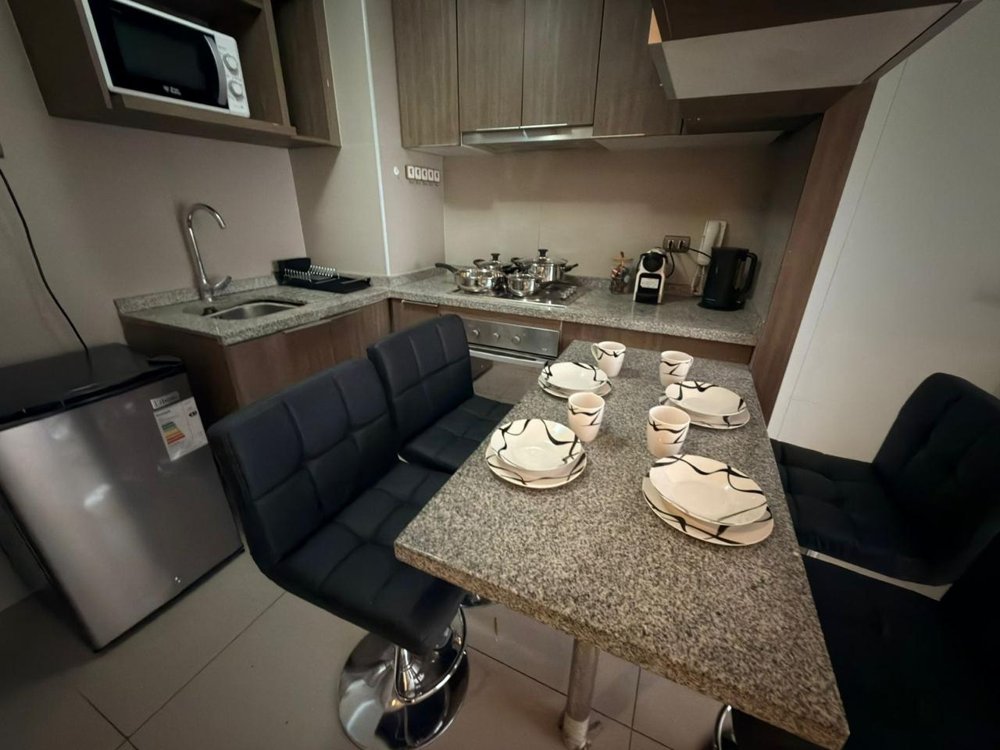 Cocina con mesa de comedor